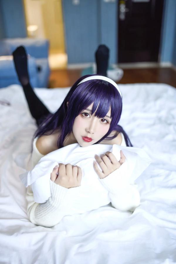    九曲Jean - 霞之丘诗羽Cosplay，白色露肩毛衣配黑丝，室内私房动漫女神，还原度超高[28P]第13张图片