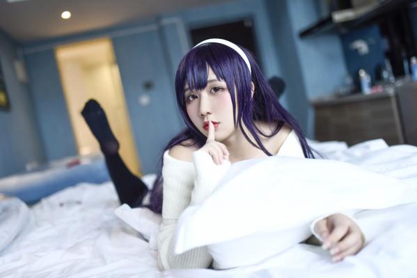    九曲Jean - 霞之丘诗羽Cosplay，白色露肩毛衣配黑丝，室内私房动漫女神，还原度超高[28P]第14张图片