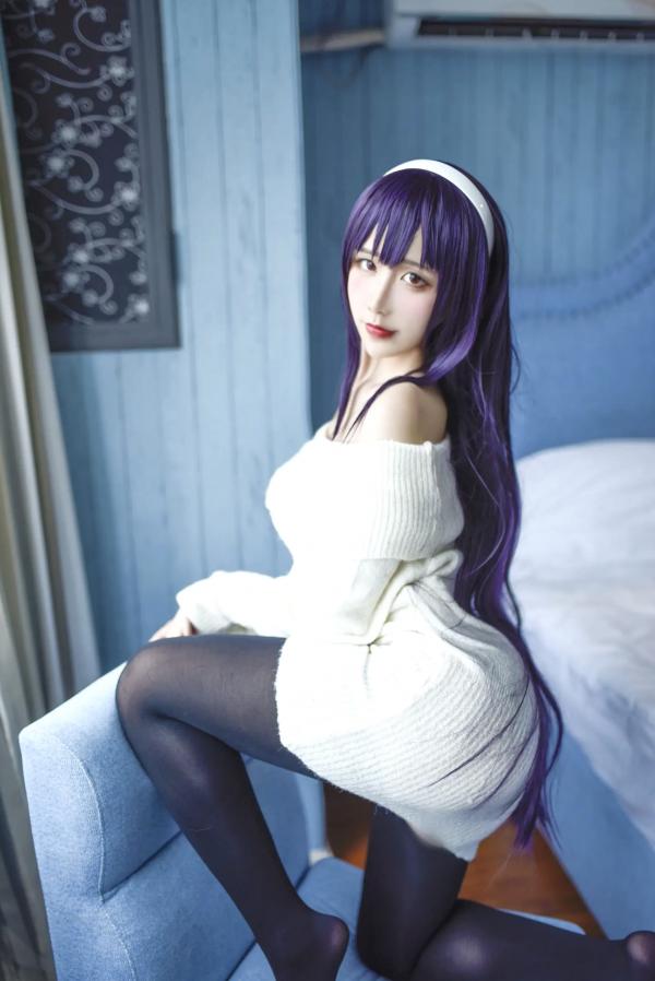    九曲Jean - 霞之丘诗羽Cosplay，白色露肩毛衣配黑丝，室内私房动漫女神，还原度超高[28P]第18张图片