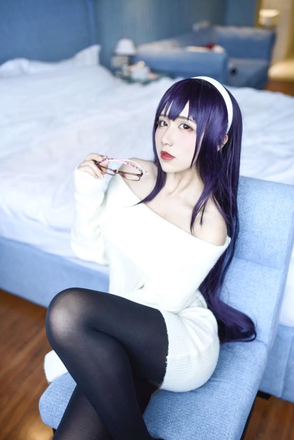    九曲Jean - 霞之丘诗羽Cosplay，白色露肩毛衣配黑丝，室内私房动漫女神，还原度超高[28P]第20张图片