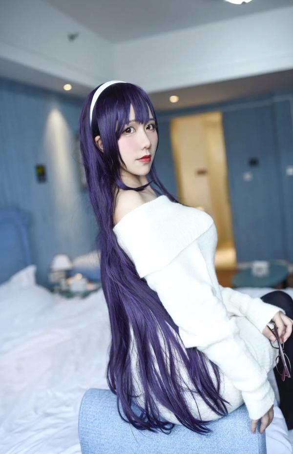    九曲Jean - 霞之丘诗羽Cosplay，白色露肩毛衣配黑丝，室内私房动漫女神，还原度超高[28P]第21张图片