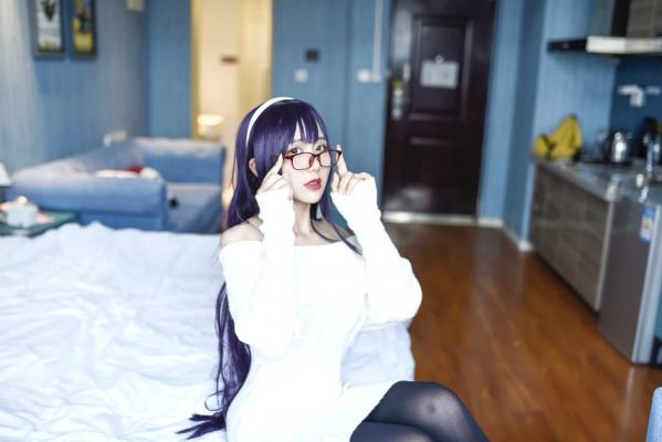    九曲Jean - 霞之丘诗羽Cosplay，白色露肩毛衣配黑丝，室内私房动漫女神，还原度超高[28P]第22张图片
