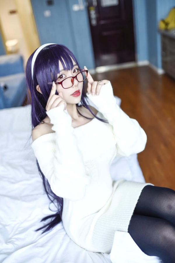    九曲Jean - 霞之丘诗羽Cosplay，白色露肩毛衣配黑丝，室内私房动漫女神，还原度超高[28P]第23张图片