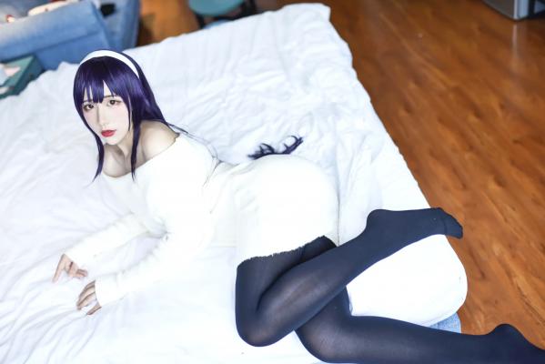    九曲Jean - 霞之丘诗羽Cosplay，白色露肩毛衣配黑丝，室内私房动漫女神，还原度超高[28P]第24张图片