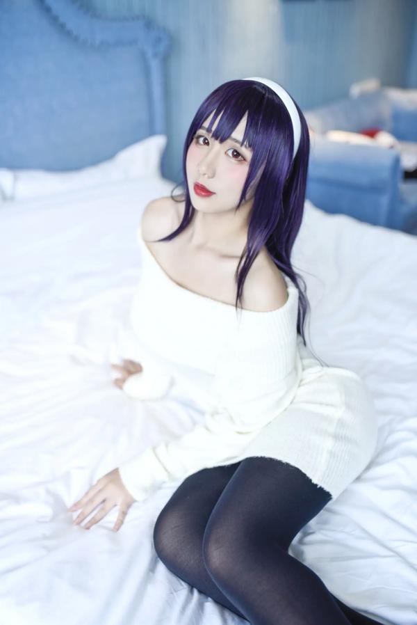    九曲Jean - 霞之丘诗羽Cosplay，白色露肩毛衣配黑丝，室内私房动漫女神，还原度超高[28P]第25张图片
