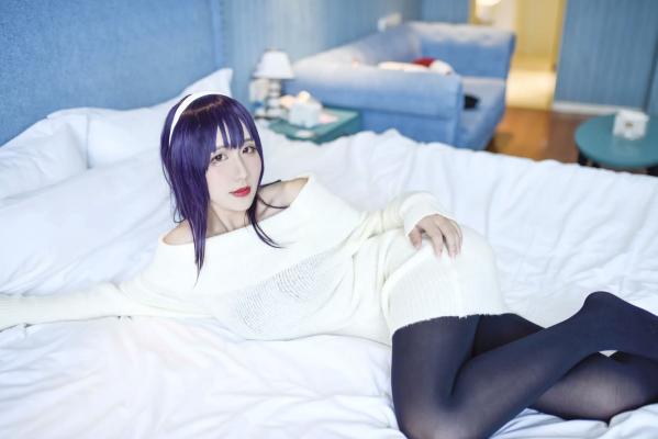    九曲Jean - 霞之丘诗羽Cosplay，白色露肩毛衣配黑丝，室内私房动漫女神，还原度超高[28P]第26张图片