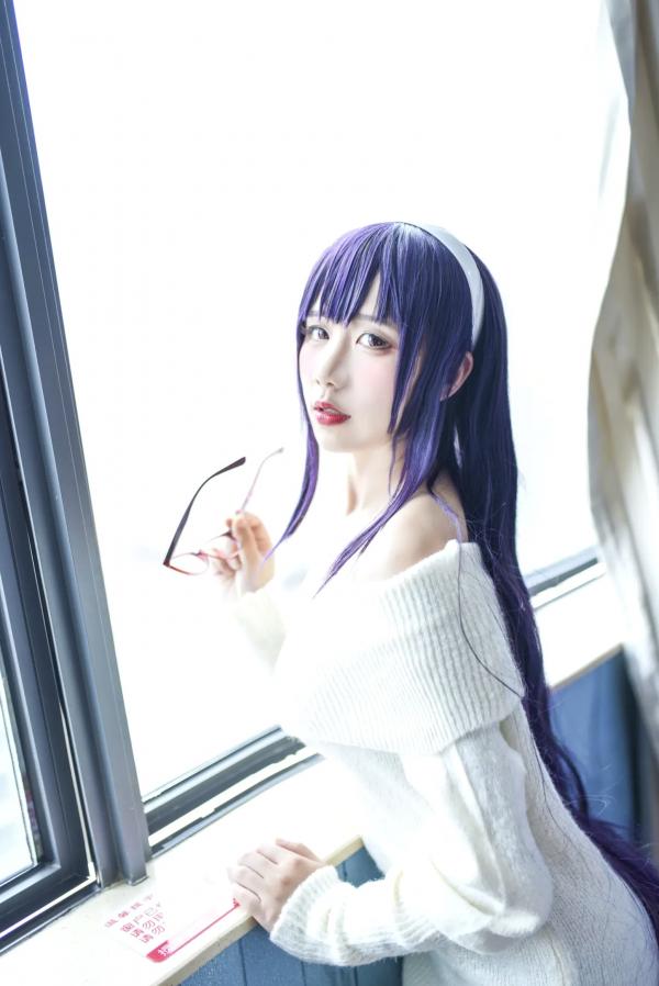    九曲Jean - 霞之丘诗羽Cosplay，白色露肩毛衣配黑丝，室内私房动漫女神，还原度超高[28P]第27张图片