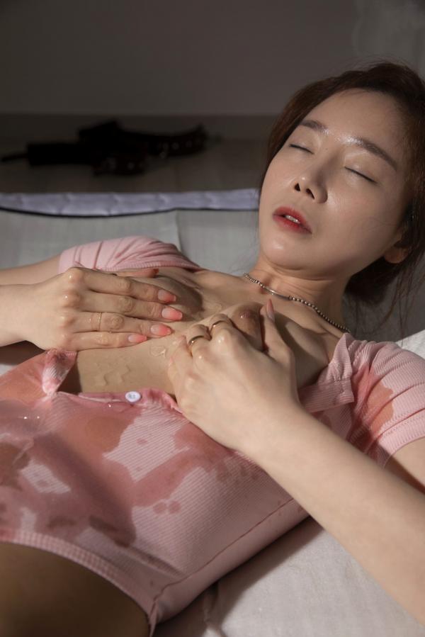    韩国美女LeeHa极品私房写真：女看护系列湿身推油诱惑，粉衣肉丝尽显撩人曲线，大尺度摄影特辑 - A-Helper-Series-S.4-BUNNY第37张图片