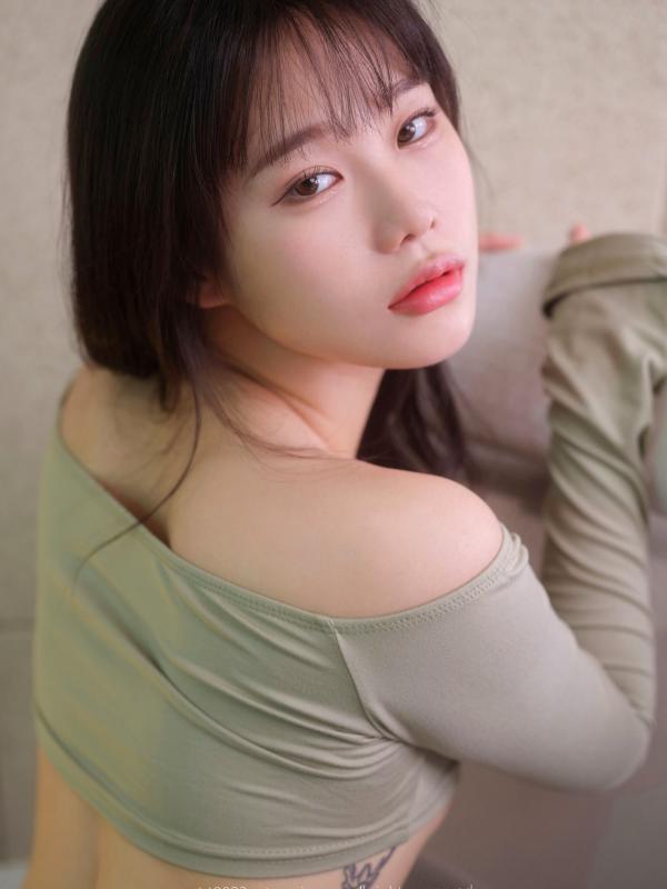    韩国美女Sira淡绿T短裙私房写真，极致性感美臀曲线，ArtGravia纯欲风格大尺度女神摄影第18张图片