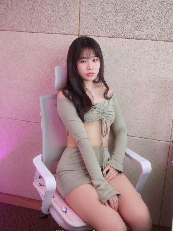    韩国美女Sira淡绿T短裙私房写真，极致性感美臀曲线，ArtGravia纯欲风格大尺度女神摄影第23张图片