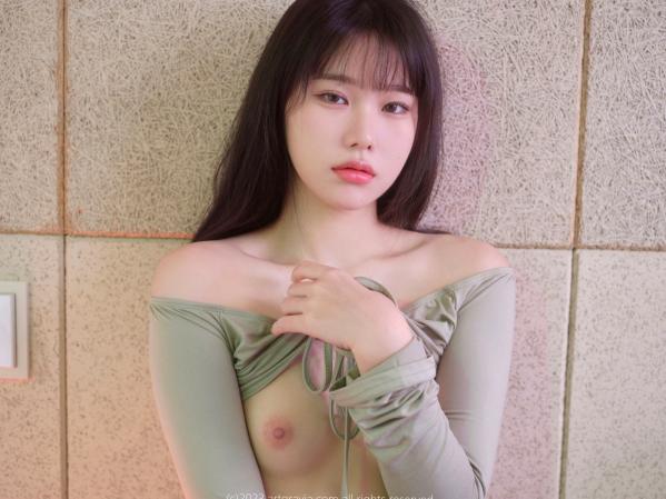    韩国美女Sira淡绿T短裙私房写真，极致性感美臀曲线，ArtGravia纯欲风格大尺度女神摄影第30张图片