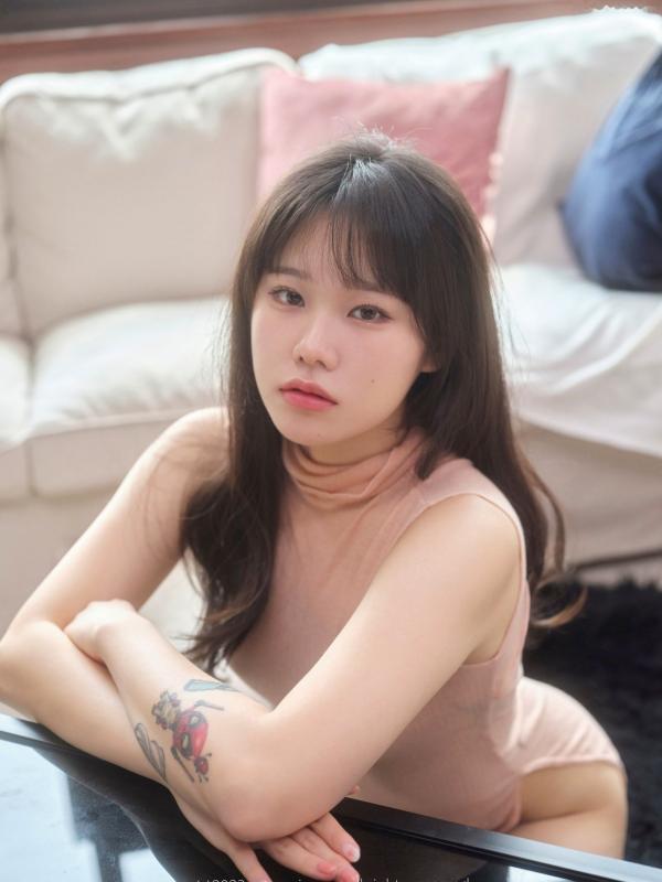    韩国美女Sira淡绿T短裙私房写真，极致性感美臀曲线，ArtGravia纯欲风格大尺度女神摄影第66张图片