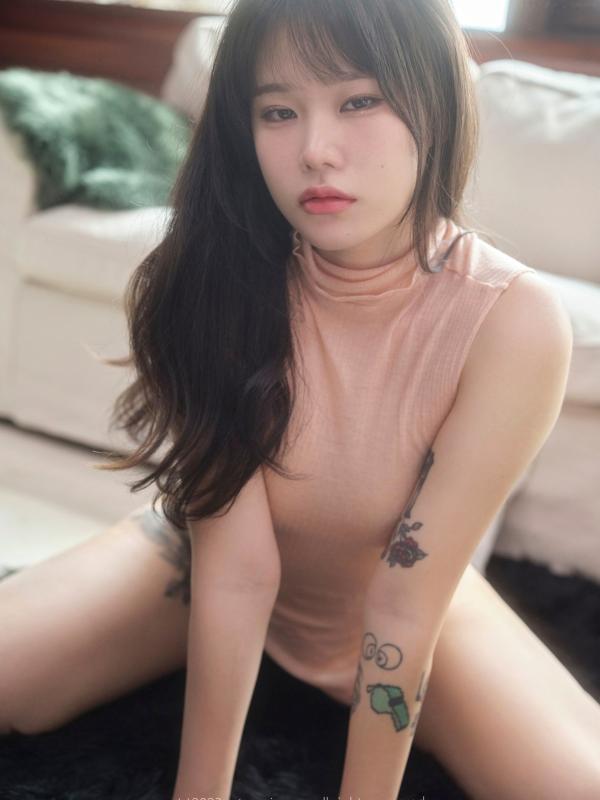    韩国美女Sira淡绿T短裙私房写真，极致性感美臀曲线，ArtGravia纯欲风格大尺度女神摄影第69张图片