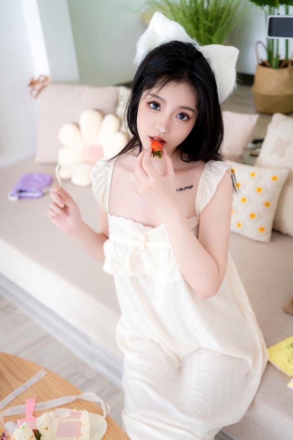    桃良阿宅-精美草莓蛋糕私房写真，居家清纯猫耳少女诱惑拍摄，极致性感身材大尺度展现第11张图片