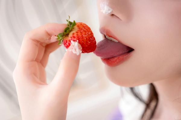    桃良阿宅-精美草莓蛋糕私房写真，居家清纯猫耳少女诱惑拍摄，极致性感身材大尺度展现第13张图片