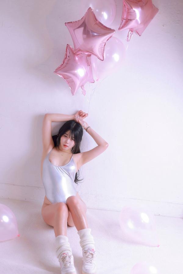    韩国美女琪雅Zia情人节Vol.13：银色连体衣搭配粉色气球，极致浪漫私房写真，火辣身材尽显，性感尤物诱惑全开第10张图片