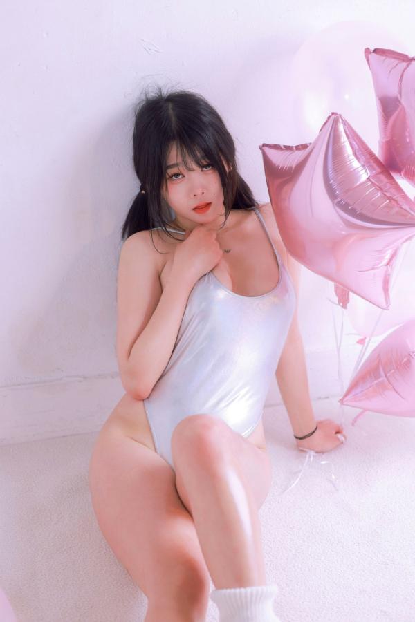    韩国美女琪雅Zia情人节Vol.13：银色连体衣搭配粉色气球，极致浪漫私房写真，火辣身材尽显，性感尤物诱惑全开第43张图片