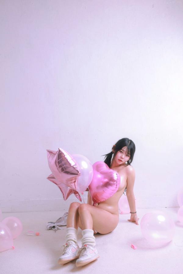    韩国美女琪雅Zia情人节Vol.13：银色连体衣搭配粉色气球，极致浪漫私房写真，火辣身材尽显，性感尤物诱惑全开第135张图片