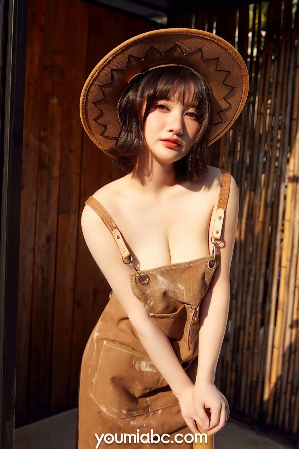    YouMi尤蜜-尹兒《欲望庭院》写真，田园风工装诱惑户外花园清新性感女神私房作品第4张图片