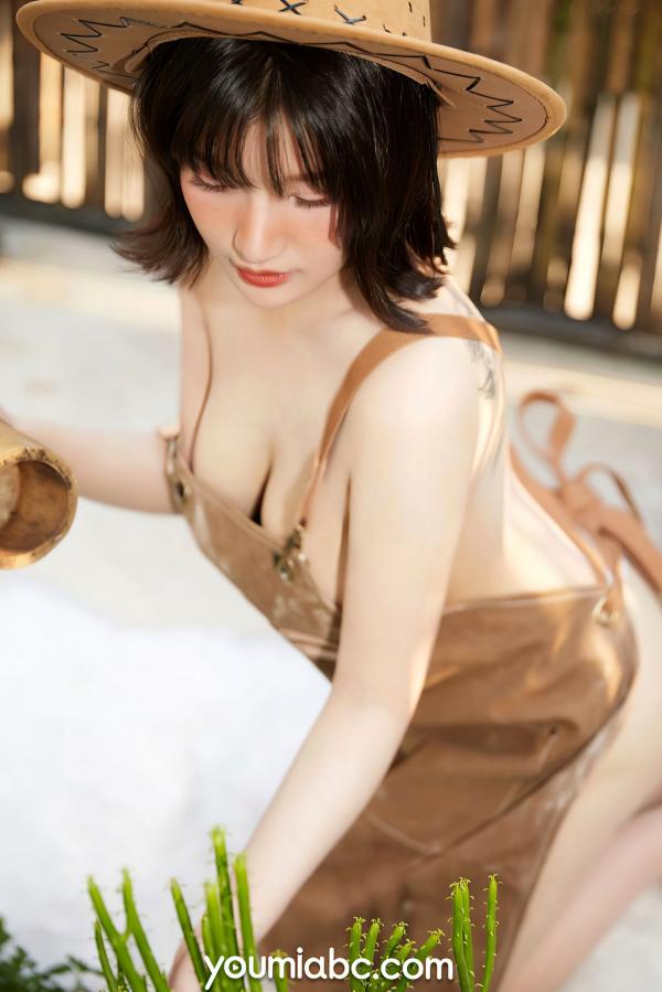    YouMi尤蜜-尹兒《欲望庭院》写真，田园风工装诱惑户外花园清新性感女神私房作品第19张图片