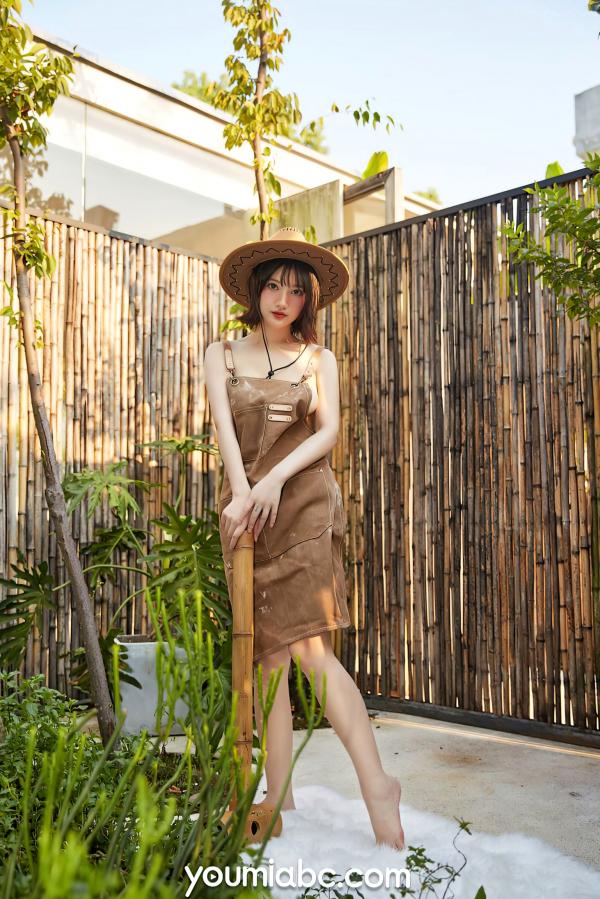    YouMi尤蜜-尹兒《欲望庭院》写真，田园风工装诱惑户外花园清新性感女神私房作品第21张图片