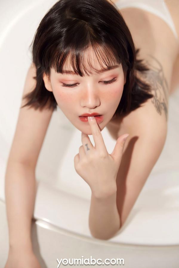    YouMi尤蜜-尹兒《欲望庭院》写真，田园风工装诱惑户外花园清新性感女神私房作品第41张图片