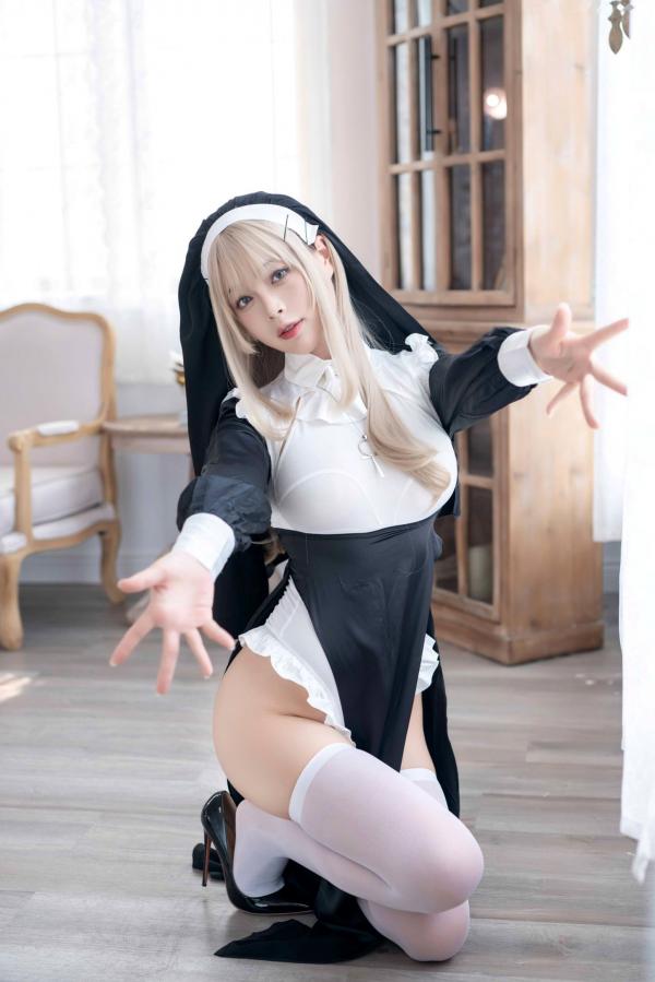   白烨-044-禁欲系修女cosplay，绝美金发演绎极致性感，黑白制服诱惑与白丝长腿视觉盛宴第2张图片