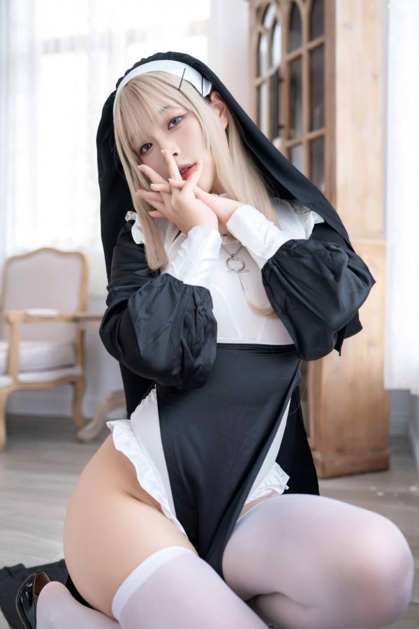    白烨-044-禁欲系修女cosplay，绝美金发演绎极致性感，黑白制服诱惑与白丝长腿视觉盛宴第3张图片