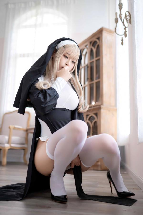   白烨-044-禁欲系修女cosplay，绝美金发演绎极致性感，黑白制服诱惑与白丝长腿视觉盛宴第8张图片