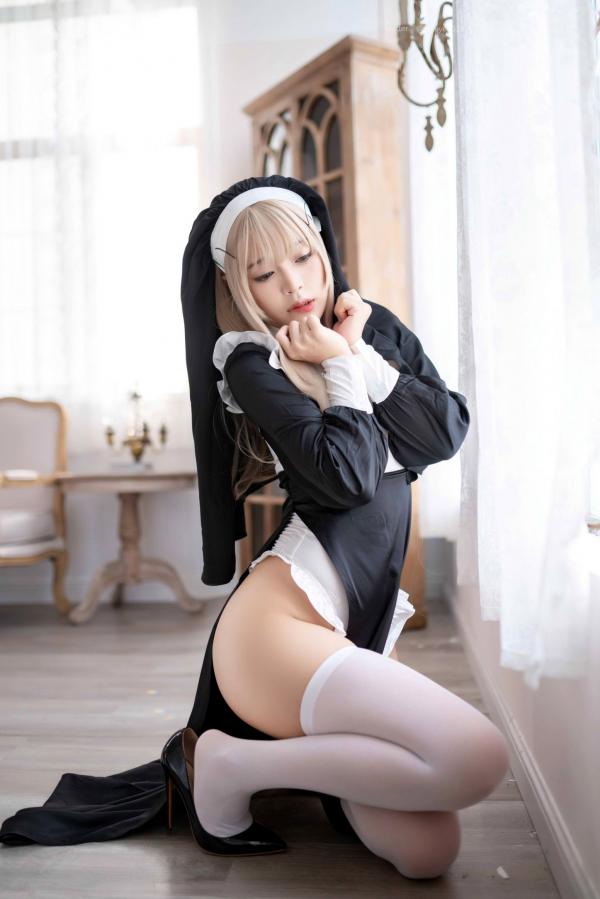    白烨-044-禁欲系修女cosplay，绝美金发演绎极致性感，黑白制服诱惑与白丝长腿视觉盛宴第10张图片