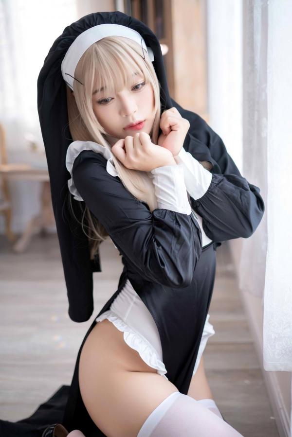    白烨-044-禁欲系修女cosplay，绝美金发演绎极致性感，黑白制服诱惑与白丝长腿视觉盛宴第11张图片