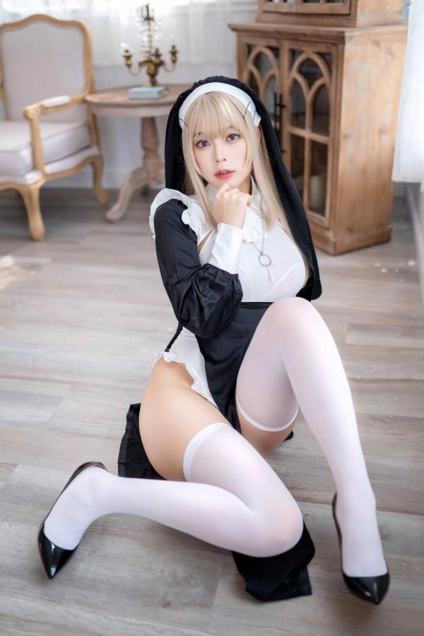    白烨-044-禁欲系修女cosplay，绝美金发演绎极致性感，黑白制服诱惑与白丝长腿视觉盛宴第13张图片