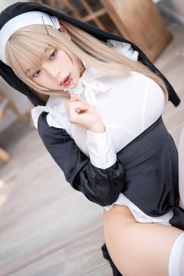    白烨-044-禁欲系修女cosplay，绝美金发演绎极致性感，黑白制服诱惑与白丝长腿视觉盛宴第14张图片
