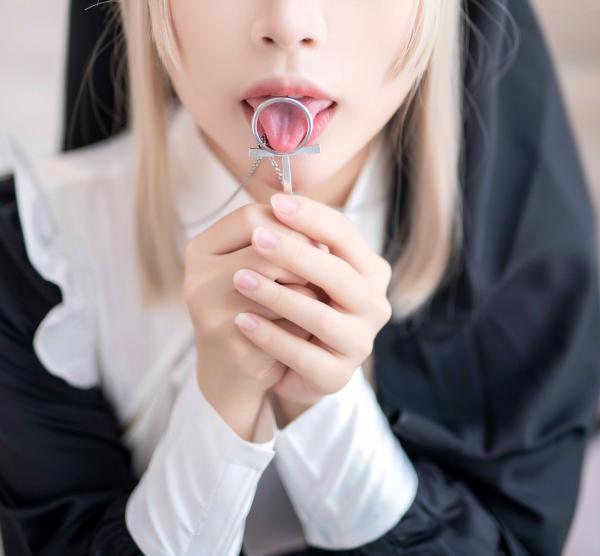    白烨-044-禁欲系修女cosplay，绝美金发演绎极致性感，黑白制服诱惑与白丝长腿视觉盛宴第16张图片
