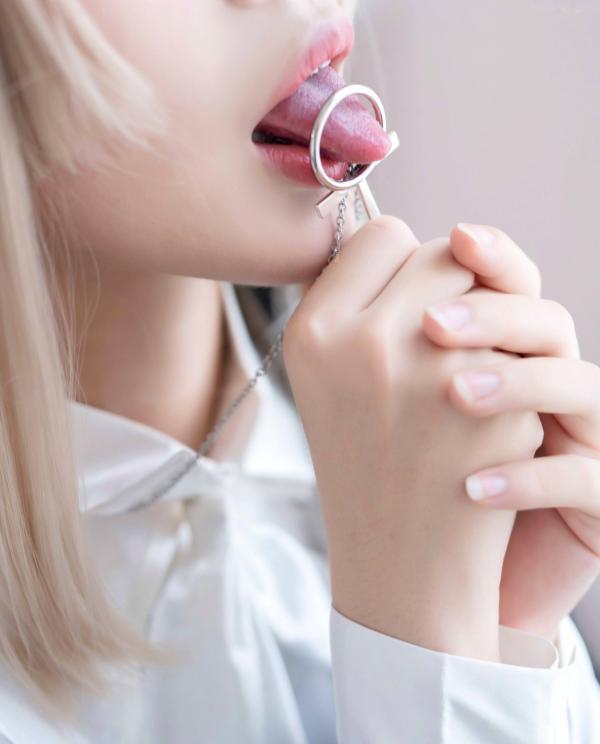    白烨-044-禁欲系修女cosplay，绝美金发演绎极致性感，黑白制服诱惑与白丝长腿视觉盛宴第17张图片