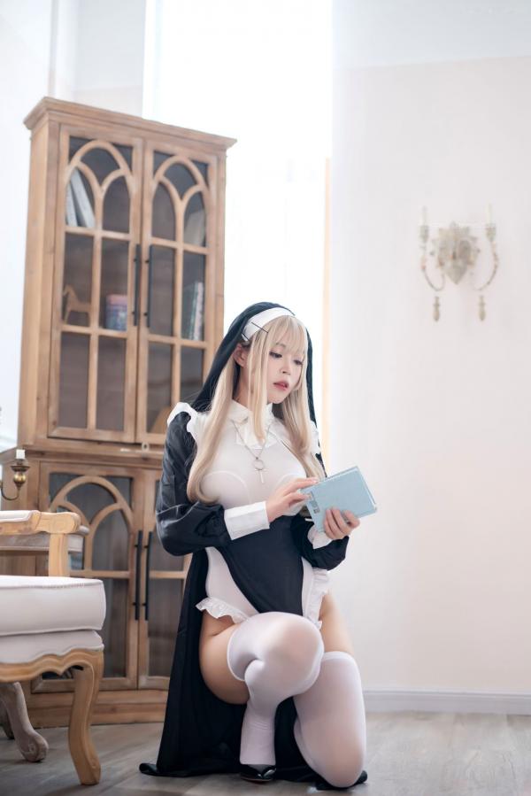    白烨-044-禁欲系修女cosplay，绝美金发演绎极致性感，黑白制服诱惑与白丝长腿视觉盛宴第23张图片