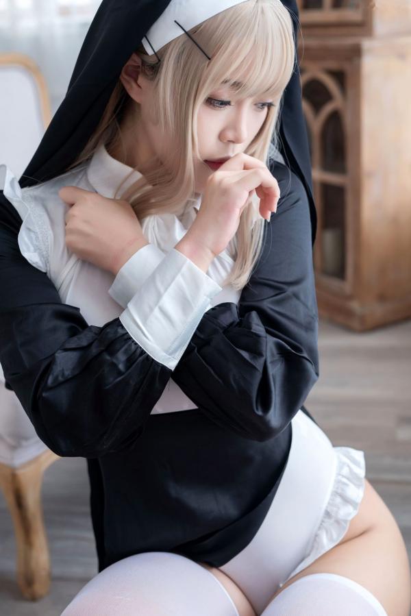    白烨-044-禁欲系修女cosplay，绝美金发演绎极致性感，黑白制服诱惑与白丝长腿视觉盛宴第40张图片