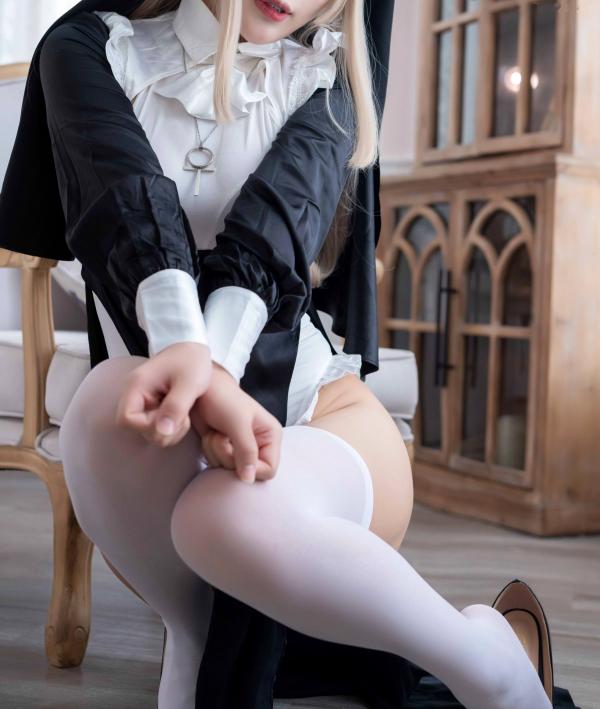    白烨-044-禁欲系修女cosplay，绝美金发演绎极致性感，黑白制服诱惑与白丝长腿视觉盛宴第43张图片