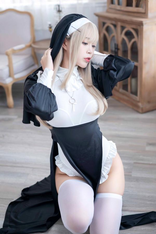    白烨-044-禁欲系修女cosplay，绝美金发演绎极致性感，黑白制服诱惑与白丝长腿视觉盛宴第76张图片