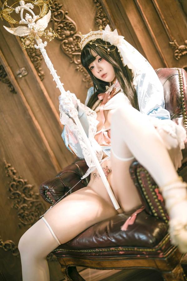    落落Raku-白百合-Lily-White：精致洋娃娃风格Cosplay，大胆角色扮演与私房大尺度写真，纯欲与性感尤物的极致诱惑第28张图片