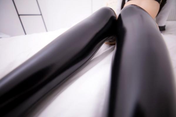    神楽坂真冬-碧蓝航线爱宕Cosplay，黑色光面胶袜诱惑，浴室大尺度私房写真，极致性感与动漫萌系完美融合第65张图片