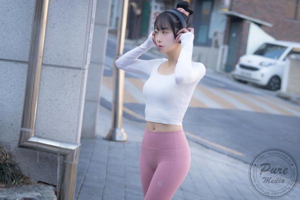    韩国美女Hina街拍运动少女，清纯颜值搭配紧身瑜伽裤展现活力与私房魅力，Pure Media系列精选第52张图片