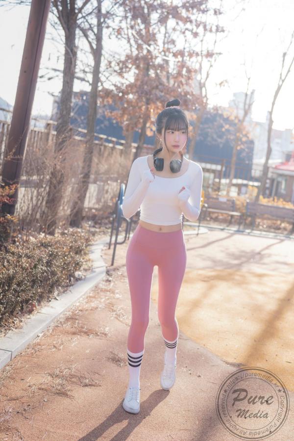    韩国美女Hina街拍运动少女，清纯颜值搭配紧身瑜伽裤展现活力与私房魅力，Pure Media系列精选第56张图片