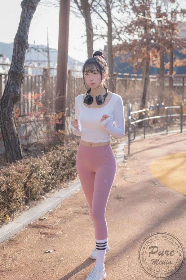    韩国美女Hina街拍运动少女，清纯颜值搭配紧身瑜伽裤展现活力与私房魅力，Pure Media系列精选第57张图片
