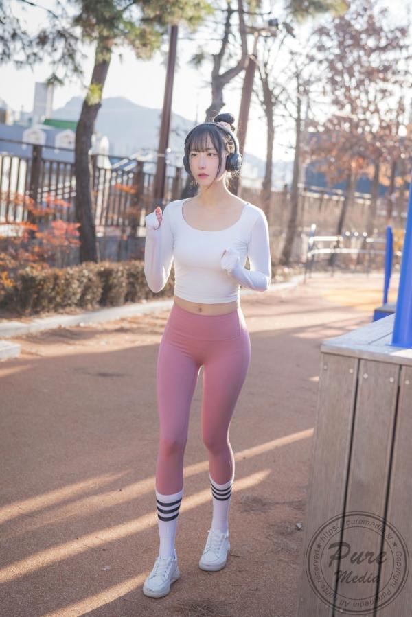    韩国美女Hina街拍运动少女，清纯颜值搭配紧身瑜伽裤展现活力与私房魅力，Pure Media系列精选第58张图片