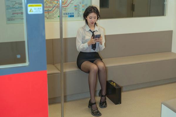    秋和柯基-火锅味的奶桃桃-电车私密物语：精致礼服与OL制服的诱惑演绎，尽显绝美腿部线条与黑丝魅力第1张图片