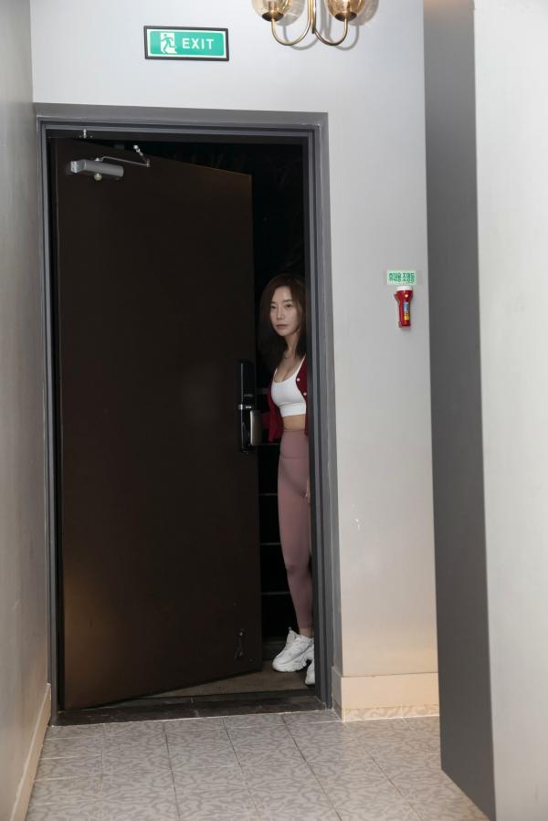    韩国美女LeeHa私房女看护系列：红衫白背心搭配粉色瑜伽裤，居家亲密互动，展现迷人曲线与诱惑魅力第1张图片