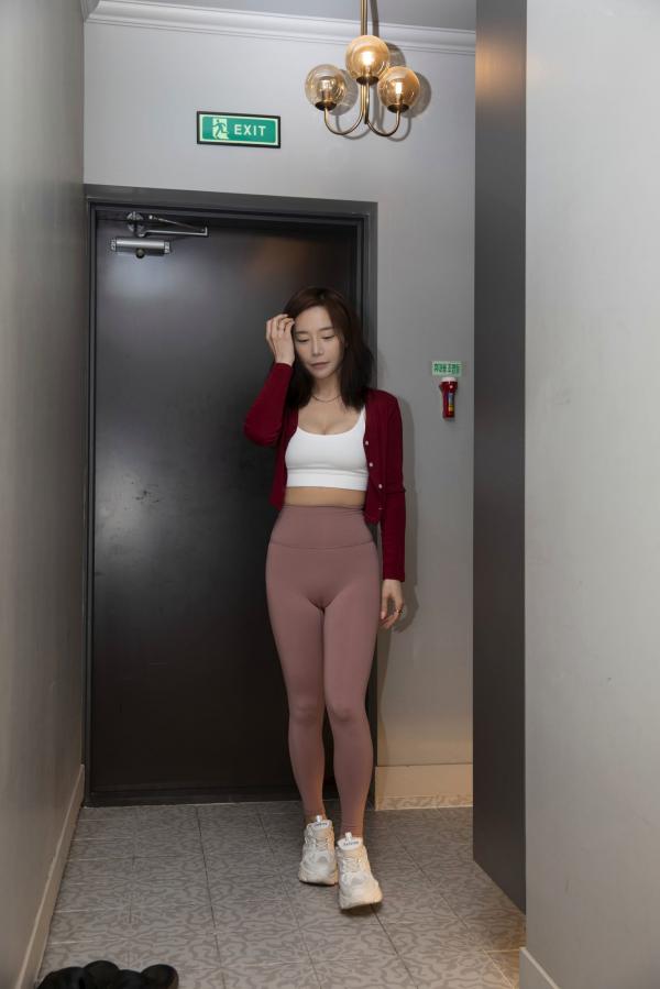    韩国美女LeeHa私房女看护系列：红衫白背心搭配粉色瑜伽裤，居家亲密互动，展现迷人曲线与诱惑魅力第2张图片