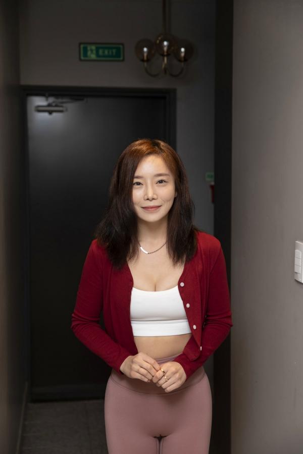    韩国美女LeeHa私房女看护系列：红衫白背心搭配粉色瑜伽裤，居家亲密互动，展现迷人曲线与诱惑魅力第5张图片