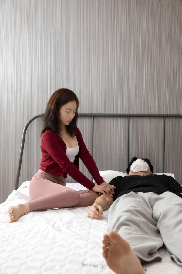    韩国美女LeeHa私房女看护系列：红衫白背心搭配粉色瑜伽裤，居家亲密互动，展现迷人曲线与诱惑魅力第14张图片
